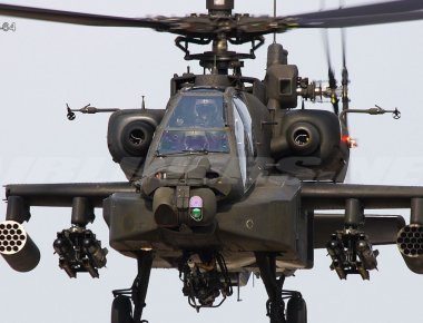 Ένα ελικόπτερο Apache προσγειώθηκε στο λιμάνι της Καβάλας (βίντεο)